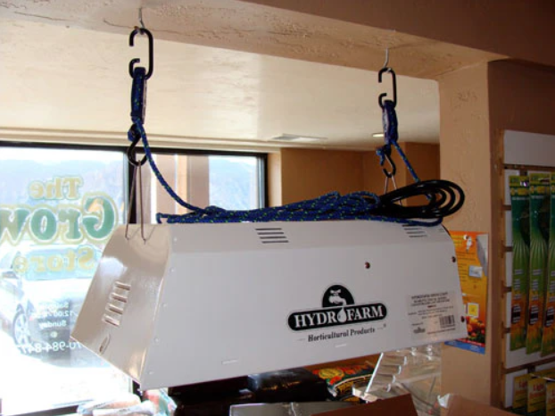 Hydroponic light hoist